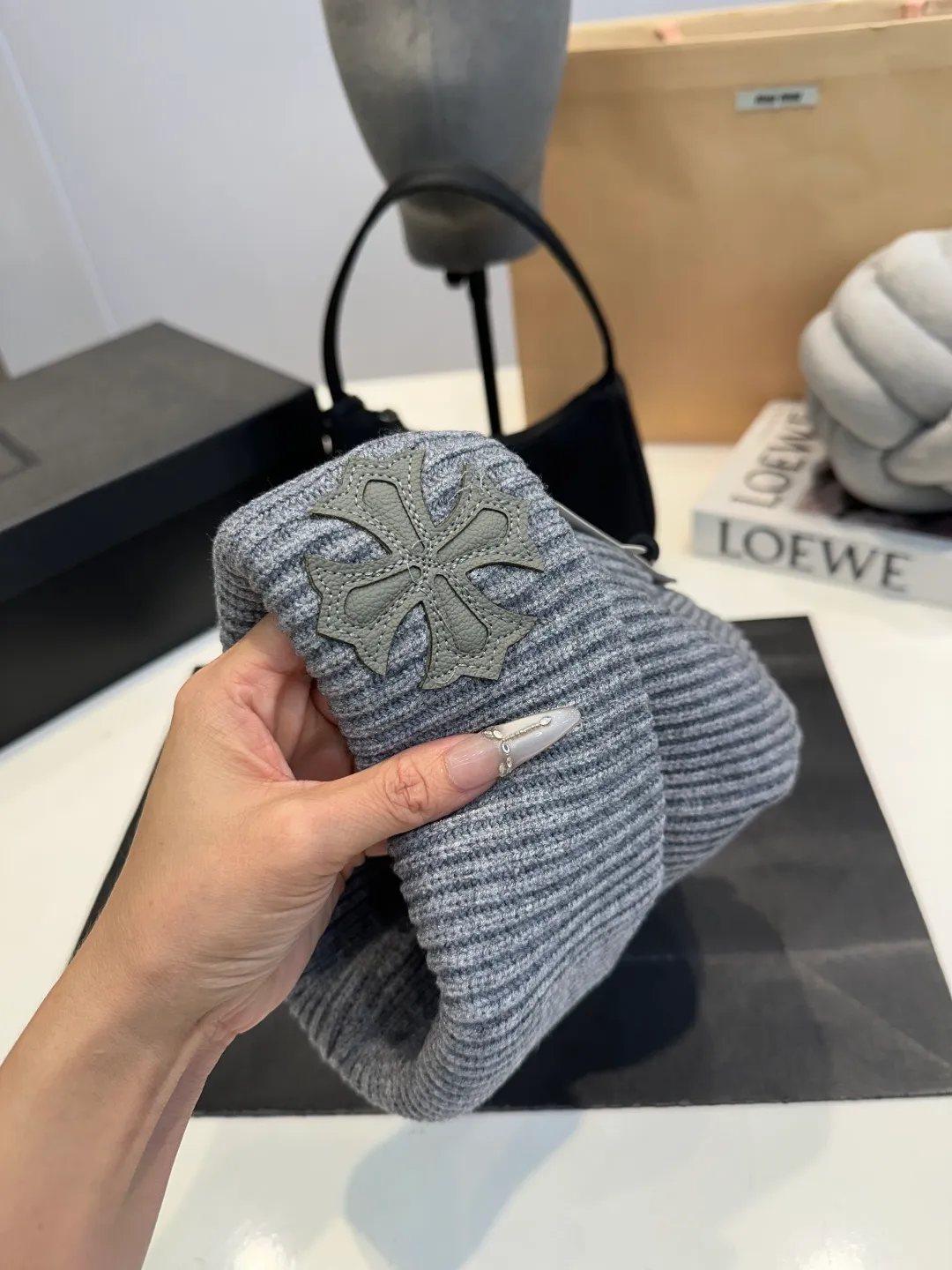 P46 Crow Heart Wool Hat, too flattering for your face. No matter you have a long face, a round face or a square face, you can easily wear it because the hat is very thick, so your face looks small, delicate and cute. Fashionable street style, recommended hat for autumn and winter.